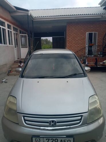 срочно продаю хонда стрим: Автомобиль Honda Stream, представленный в серебристом цвете, является