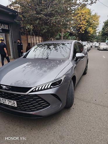 elektrik moto: BYD Qin Plus DM-i sedan - Kuzov: aerodinamik sedan, boz metalik rəng — 3