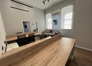 150 m2 ofislər: Müasir ofis mebeli komplekti təqdim olunur. Dəst iş mühiti üçün — 5