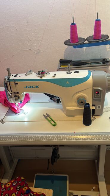 машинка швейная jack: Тигүүчү машина Jack, Жарым автоматтык