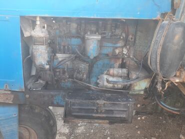 Traktorlar: Mavi rəngli təkərli kənd təsərrüfatı traktoru Xüsusiyyətlər: - — 14