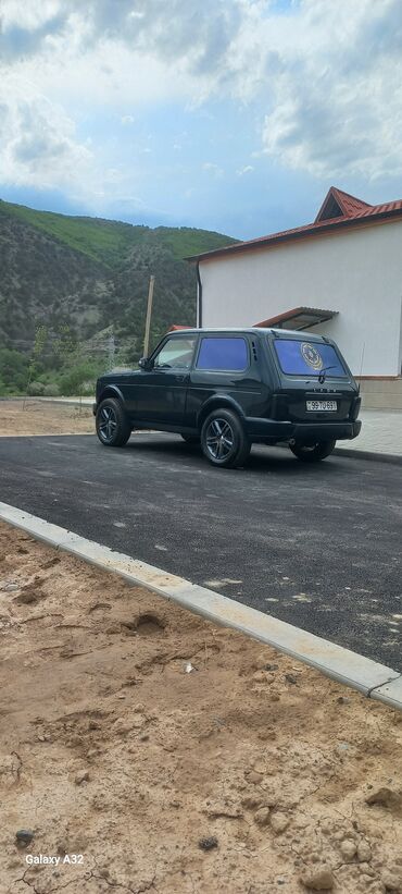 VAZ (LADA): Lada Niva avtomobili. Təkərləri dəyişdirilib, disklər catsiz