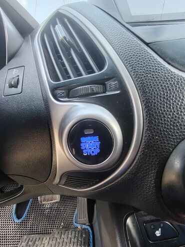 Hyundai: Hyundai ix35, ağ rəngli krossover/SUV. Xarici: - Ağ kuzov, qara alt — 6