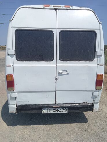Mercedes-Benz markalı bu ağ rəngli minibus, yük daşınması və ya