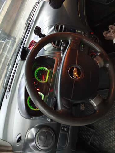 Chevrolet: Chevrolet Aveo LS sedan – ağ rəng, 4 qapı. Əsas xüsusiyyətlər: - — 6