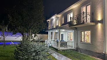 Посуточная аренда домов: Двухэтажный загородный дом с подсветкой фасада и собственным двором — 5