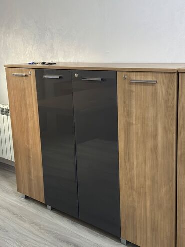 Ofis dəst mebeli: Çox təcili satılır.Ofis mebeli hamısı bir yerdə 600 azn. Laminat deyil — 8