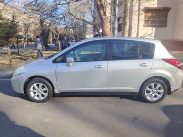 Nissan: Nissan Tiida hatchback - Kuzov: 5 qapılı hatchback, gümüşü rəng - — 2