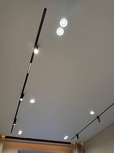 Трековые светильники и споты: Все элементы работают вместе: свет, линии потолка и ниши. За счёт — 1