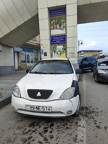 avtomobil aksesuarlar: Ağ rəngli sedandır. 4 qapı, 4yerlik salon. Mexaniki sürətlər qutusu — 4