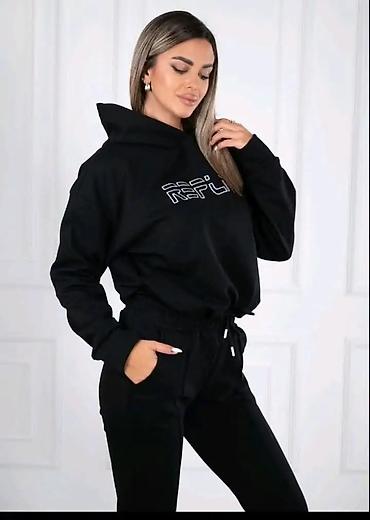 aksa: Ženska crna dukserica sa kapuljačom - Boja: crna - Model: klasična — 1