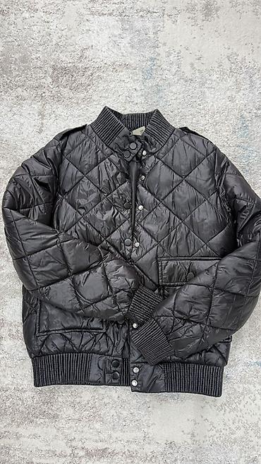 bas: Qara rəngli, diaqonal tikişli quilted qısa jaket. - Parıltılı suya — 2