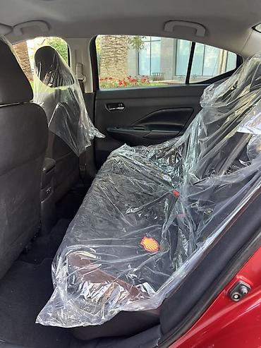prado satisi: Nissan Versa (yeni nəsil) sedan – al qırmızı rəngli, şəhər üçün ideal — 5