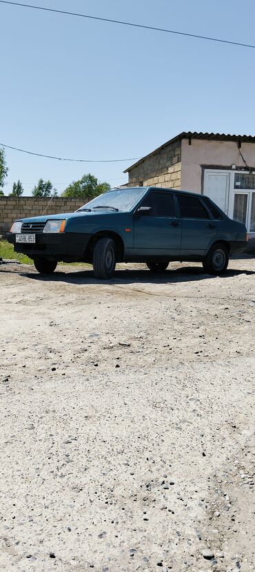 VAZ (LADA): Tünd yaşıl rəngdə olan Lada Samara markalı avtomobil. Bu model