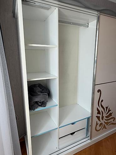 Dolablar: Ağ rəngdə sürgülü qapılı geyim dolabı - Dizayn: İki sürgülü qapı – — 2