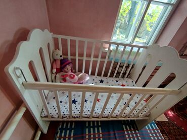 манеж для новорожденного: Продаю детскую кроватку, манеж - качалка. Белого цвета. Б/у