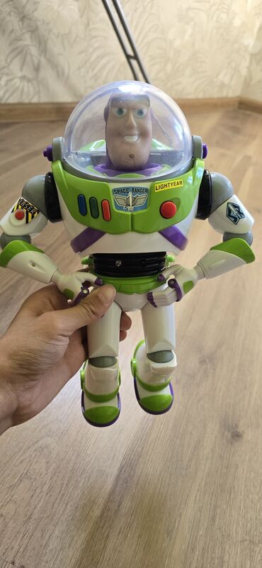 Игрушки: Игрушка-фигурка Базз Лайтер (Buzz Lightyear) из «Истории игрушек». -
