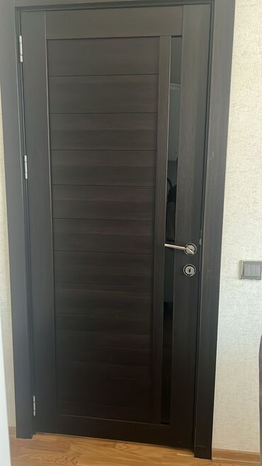 Təmir və tikinti: Qəhvəyi rəngdə, müasir dizaynlı qapı. Üfüqi xətlərlə bəzədilmişdir və