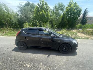 təkər 16 c: Hyundai i30 hatchback – qara rəng, 5 qapılı, şəhər üçün kompakt və