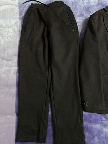 Dəstlər: Kostyum yenidir, 1 dəfə geyinilib. 10-11 yaşlı uşaqlar üçündür. 255 — 4