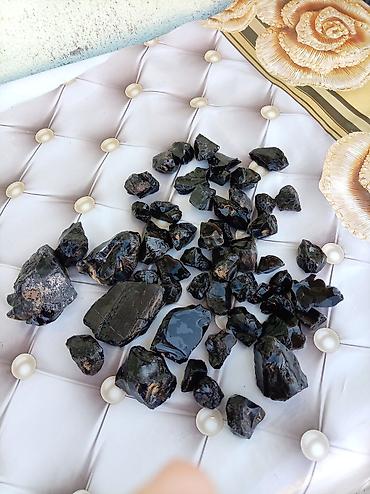 əl saatları: 51 ədəd Tünd qara rəngli obsidian . Xüsusiyyətlər: - Rəng: dərin qara — 3