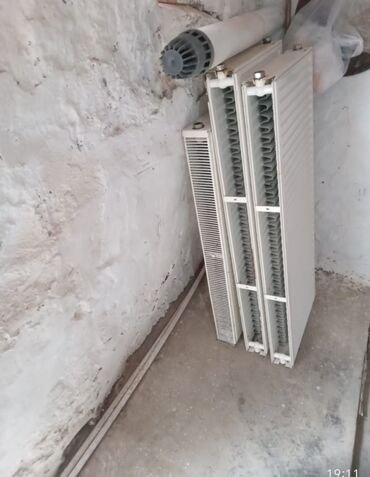 Sendviç Panellər: Panel radiator dəsti - Şəkildə 3 ədəd panel tipli radiator görünür
