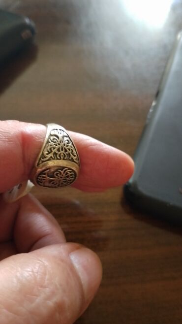 Üzüklər: Kişi üzükləri poladdan, gümüşdən hec seçilmir. Giyməti bir ədədinə — 5