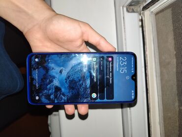 ucuz xiaomi redmi note 8: Xiaomi Redmi Note smartfonu mavi rəngdə, arxa tərəfində dörd kamera və
