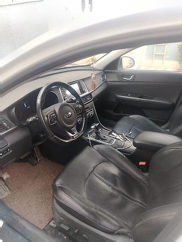 Kia: Kia K5 sedan – ağ rəng, 4 qapı, ön çəkiş. Geniş və komfortlu salonlu — 8