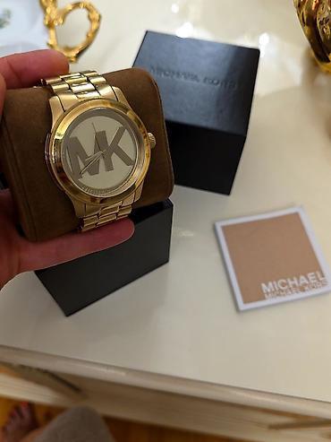kefkirli saat: Maykl Kors.
Oriqinal
pasportu və karobkadı var — 1