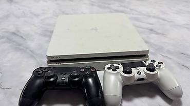 Видеоигры и приставки: PlayStation 4 Slim (белая) + 2 беспроводных геймпада DualShock 4 — 3