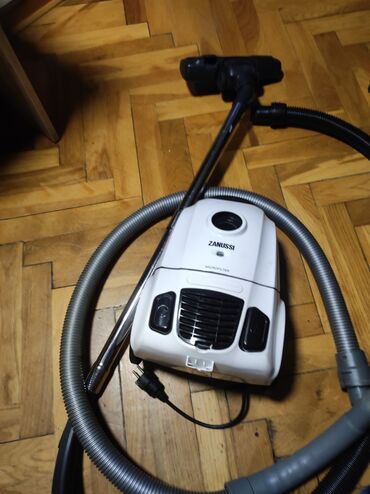 Klasični usisivači: Usisivač Zanussi ZAN2405EL sa kesom - Snaga: 2000 W nominalno (maks — 8