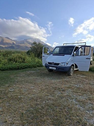 спринтер бортовой 4 4: Mercedes-Benz Sprinter, бортовой грузовой фургон белого цвета — 3