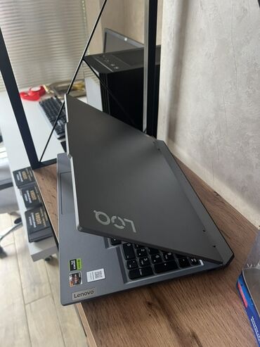 ASUS: Lenovo LOQ oyun noutbuğu - Ekran: 15.6" - Klaviatura: tam ölçülü arxa