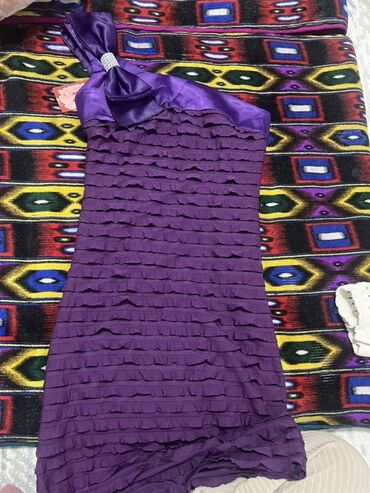 летнее коктейльное платье: Фиолетовое коктейльное платье на одно плечо. - Силуэт: облегающий