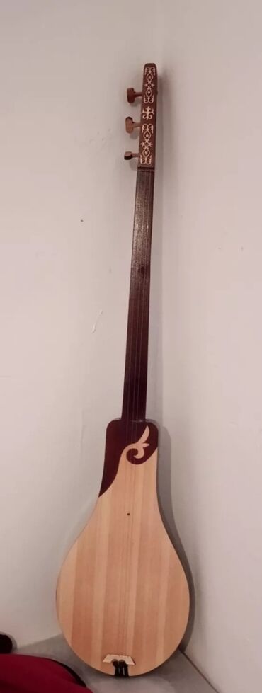 музыкальная гитара: Кара балта шаарында карагай жана орук комуздар сатылат .б/у комуздан