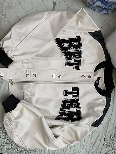 Ağ-qara varsity stili gödəkçə - Rəng: ağ gövdə, qara detallar (çiyin