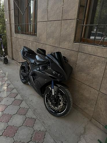 bike helmet: Спортивный мотоцикл Yamaha YZF-R1 2005 года (чёрный мат) Торг — 7
