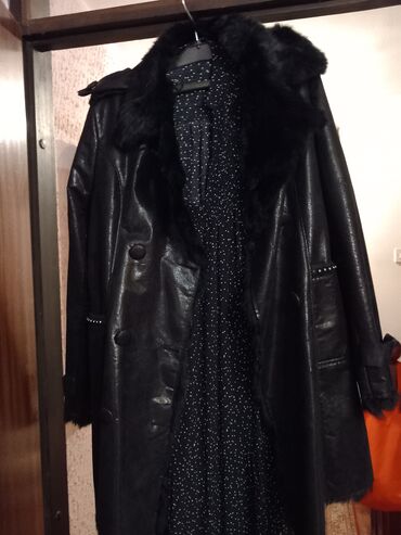 crna jakna topla m sa krznom oko vrata: M (EU 38), Sa postavom, bоја - Crna