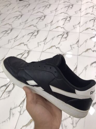 dəri kişi krossovkaları: Orginal Reebok heç bir prablemi yoxdu ipləri var təcili satılır Real