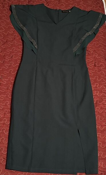 Digər qadın geyimləri: Hec geyinilməyib 80 azn alınıb 50 satılır 
Ölçü 42