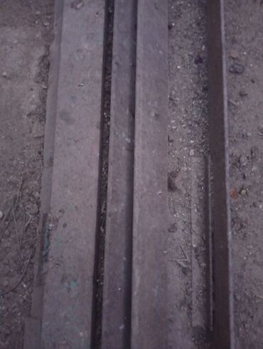 İnşaat işlərində istifadə olunan möhkəm metal tir. Bu tirlər struktur
