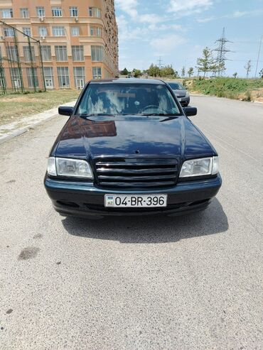 yeşqa mersedes: Tünd göy rəngdə Mercedes-Benz C180 modeli. Avtomobilin xarici görünüşü