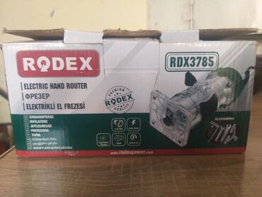 Шлифовальные машины: Кромочный фрейзер Rodex 
RDX3785
680Вт
3000об/мин
Цена 3000с
