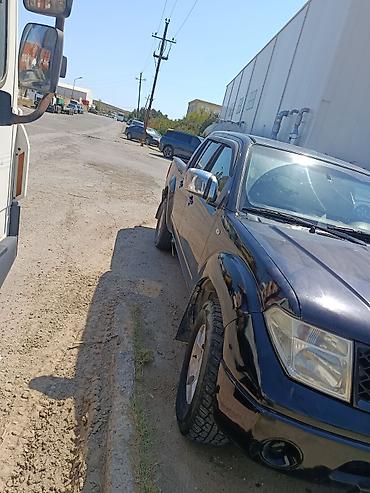 Nissan: Nissan Navara (D40) pikap - Gövdə: 4 qapılı Double Cab, qara rəng - — 2