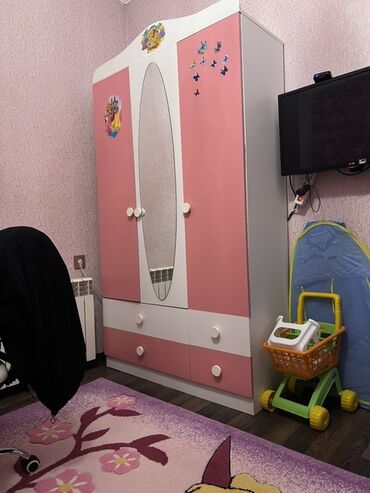 qapı ağ: Qız üçün, 3 qapılı, Açılan, Düz dolab