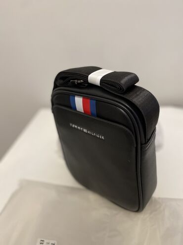 рюкзак для бега: Стильная сумка-мессенджер Tommy Hilfiger черного цвета с регулируемым