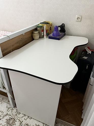 Компактный рабочий/учебный стол с фигурной столешницей. - Цвет: белый