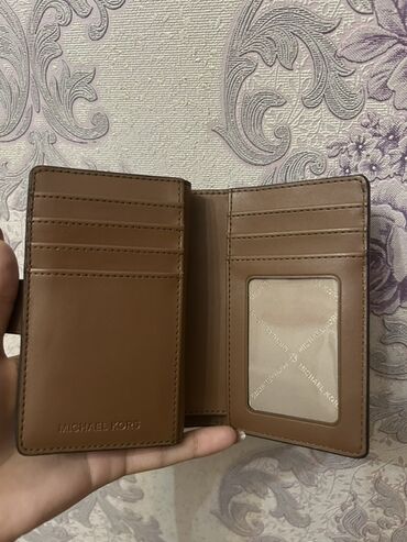 Michael Kors brendinin loqosu ilə bəzədilmiş bu pulqabı, tünd qəhvəyi