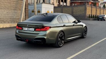 бмв м5 ф60: Седан BMW M5 в сером цвете с характерным спортивным дизайном и
